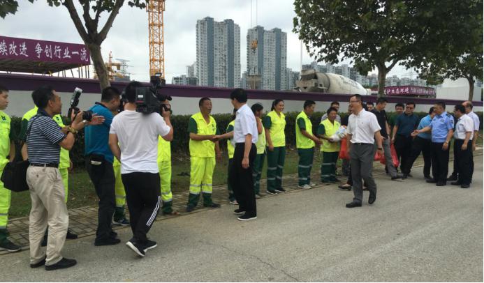 無(wú)錫市黃欽市長(zhǎng)慰問(wèn)公司一線環(huán)衛(wèi)工人.jpg